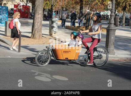 Lastenräder ÄNDERN DER URBANEN LANDSCHAFT IN PARIS. Stockfoto