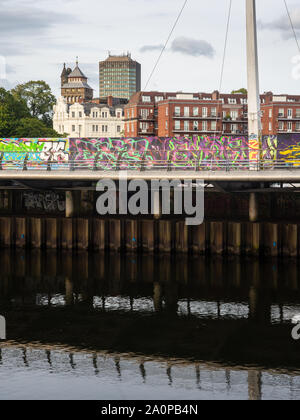 Cardiff, Wales, UK - 21. Juli 2019: Graffiti umfasst eine Riverside Promenade im Zentrum von Cardiff. Stockfoto