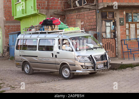 TIQUINA, BOLIVIEN - Oktober 16, 2014: Nicht identifizierte Personen sitzen in einem Minibus nach Copacabana gehen am 16. Oktober 2014 in San Pedro de Tiquina, Bolivien Stockfoto