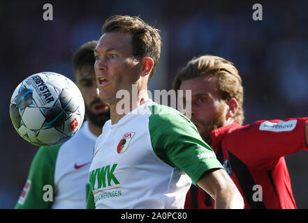 Freiburg, Deutschland. 21 Sep, 2019. Fussball: Bundesliga, SC Freiburg - FC Augsburg, 5. Spieltag in der Schwarzwaldstadion. Stephan Lichtsteiner (l) aus Augsburg sieht an der Kugel, Lucas Höler (r) aus Freiburg hat den Nachteil. Quelle: Patrick Seeger/dpa - WICHTIGER HINWEIS: In Übereinstimmung mit den Anforderungen der DFL Deutsche Fußball Liga oder der DFB Deutscher Fußball-Bund ist es untersagt, zu verwenden oder verwendet Fotos im Stadion und/oder das Spiel in Form von Bildern und/oder Videos - wie Foto Sequenzen getroffen haben./dpa/Alamy leben Nachrichten Stockfoto