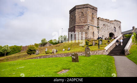 St David's, Wales, Großbritannien, 18. Mai 2009: Fußgänger vorbei an den Porth-y-Tŵr Torhaus auf dem Kirchhof von St. David's Cathedral in Pembrokeshire. Stockfoto