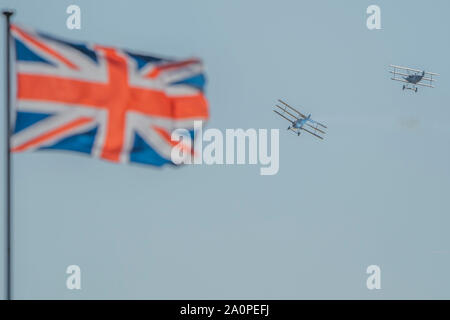 Die Bremont Großen Krieg Display Team simulieren Luftkampf im Zweiten Weltkrieg Replika 1 Flugzeuge - Duxford die Schlacht um England Air Show im Imperial War Museum. Auch zum Gedenken an den 50. Jahrestag der Schlacht von Großbritannien 1969 Film. Es läuft am Samstag, 21. und Sonntag, 22. September 2019 Credit: Guy Bell/Alamy leben Nachrichten Stockfoto