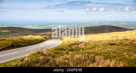 Die B4329 Country Road Winde über das Moor in der preseli Hills von Pembrokeshire. Stockfoto