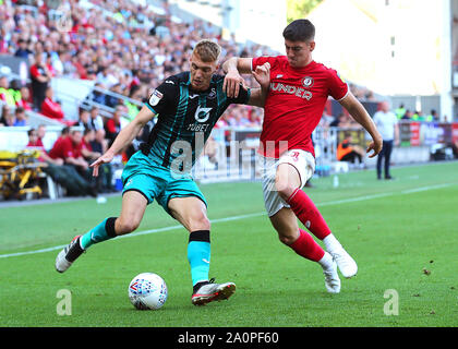 Die Swansea City Jay Fulton (links) und Bristol City Callum O'Dowda Schlacht für Besitz während der Sky Bet Championship match bei Ashton Gate, Bristol. Stockfoto