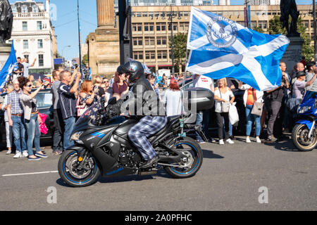 Glasgow, Schottland, Großbritannien. 21. September 2019. Biker melden Sie Mitkämpfer für die schottische Unabhängigkeit, wie sie für eine Kundgebung auf dem George Square sammeln. Die Rallye war der Final Countdown berechtigt und wurde von der Gruppe Hoffnung über Furcht organisiert. Credit: Skully/Alamy leben Nachrichten Stockfoto