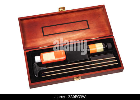 Set für die Reinigung von Waffen in einem Holzkasten isoliert auf einem weißen Hintergrund. Waffe care Tools. Luxus Geschenk Set. Stockfoto