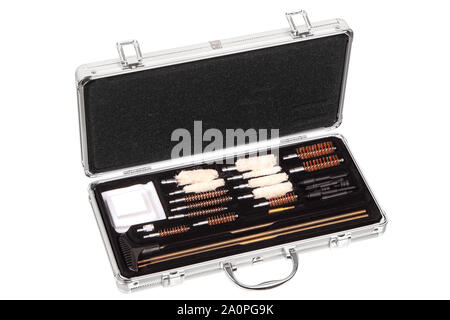 Set für die Reinigung von Waffen in einem Metallgehäuse isoliert auf einem weißen Hintergrund. Waffe care Tools. Luxus Geschenk Set. Stockfoto