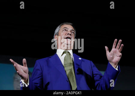 Newport, Wales, UK. 21 Sep, 2019. Newport, Wales, UK, 21. September 2019. Nigel Farage, Mdep während des Brexit Parteitag im Neon Theater in Newport, Wales, Teil der Tour von Brexit Party Veranstaltungen in ganz Großbritannien. Credit: Mark Hawkins/Alamy leben Nachrichten Stockfoto