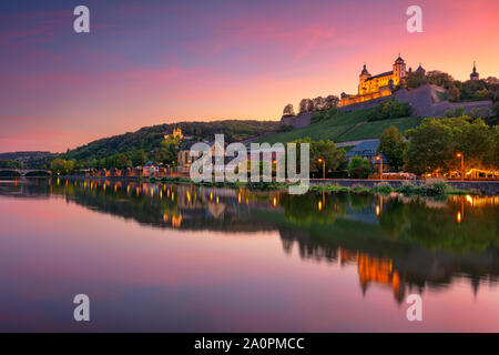 Würzburg, Deutschland. Stadtbild Bild von Würzburg mit Festung Marienberg und Reflexion der Stadt in Main Rive während der schönen Sonnenuntergang. Stockfoto