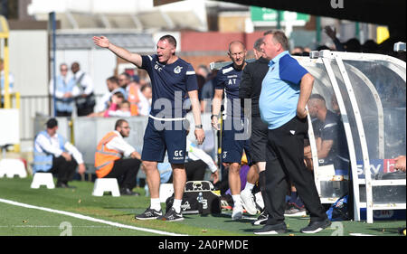 London, GB, 21. September 2019 - Bristol Rovers manager Graham Coughlan schreit Anweisungen, die während der Sky Bet League ein Fußballspiel zwischen AFC Wimbledon und Bristol Rovers im Cherry Red Records Stadion - nur für den redaktionellen Gebrauch bestimmt. Kein Merchandising. Für Fußball Bilder FA und Premier League Einschränkungen keine Internet/Mobile Nutzung ohne fapl Lizenz - für Details Kontakt Fußball Dataco Inc.. Foto: Simon Dack TPI/Alamy leben Nachrichten Stockfoto