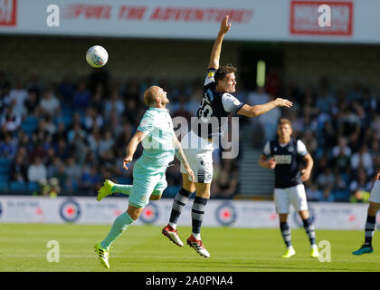 London, Vereinigtes Königreich. 21. September 2019; Bermondsey, London, England; Englische Meisterschaft Fußball, Millwall Football Club versus Queens Park Rangers; Matt Smith von millwall Köpfe die Kugel über Toni Leistner von Queens Park Rangers - Streng redaktionelle Verwendung. Keine Verwendung mit nicht autorisierten Audio-, Video-, Daten-, Spielpläne, Verein/liga Logos oder "live" Dienstleistungen. On-line-in-Match mit 120 Bildern beschränkt, kein Video-Emulation. Keine Verwendung in Wetten, Spiele oder einzelne Verein/Liga/player Publikationen Quelle: Aktion Plus Sport Bilder/Alamy Live News Credit: Aktion Plus Sport Bilder/Alamy Live News Credit: Aktion Pl Stockfoto