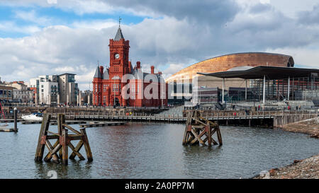 Cardiff, Wales, UK - 17. März 2013: Die Welsh National Assembly Building und Pierhead Building sind unter prominenten Wahrzeichen in die Bucht von Cardiff neigh Stockfoto