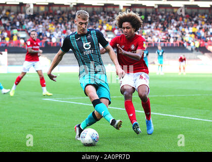 Die Swansea City Jay Fulton (links) steuert den Ball als Bristol City Han-Noah Massengo Herausforderungen während der Sky Bet Championship match bei Ashton Gate, Bristol. Stockfoto