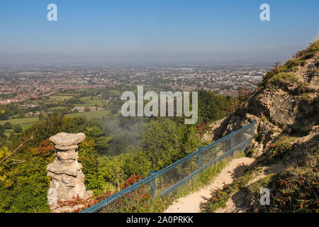 Die berühmte Teufel Schornstein auf Leckhampton Hill mit Blick in Cheltenham, Gloucestershire, Großbritannien Stockfoto