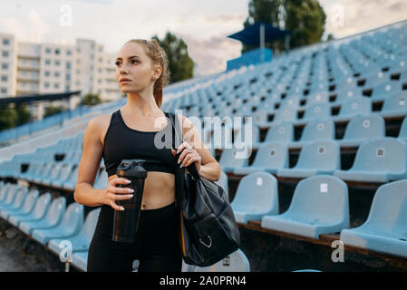 Läuferin in Sportkleidung auf Stadium Tribüne Stockfoto