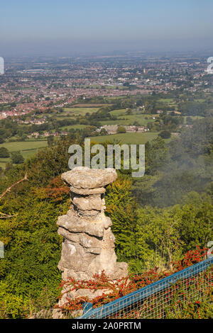 Die berühmte Teufel Schornstein auf Leckhampton Hill mit Blick in Cheltenham, Gloucestershire, Großbritannien Stockfoto