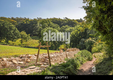 Ein Cotswold Trockenmauer in den Prozess der gebaut wird. Eine traditionelle Landschaft Handwerker skill Stockfoto