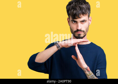 Jungen gutaussehenden Mann über isolierte Hintergrund tun time out Geste mit den Händen, frustriert und ernstes Gesicht Stockfoto