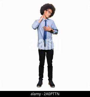 Junge afrikanische amerikanische Geschäftsmann mit afro Haar Brille Leiden der Nacken Schmerzen Verletzungen, Hals mit der Hand berühren, Muskelschmerzen Stockfoto