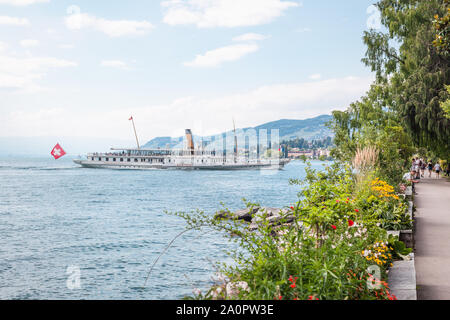 Die älteste Belle Epoque Dampf Paddelboot genannt Montreux Montreux nähern Pier auf der Schweizer Riviera, Waadt, Schweiz Stockfoto