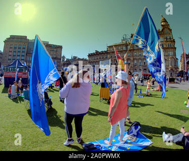 Glasgow, Schottland, Großbritannien. 21 Sep, 2019. UK Wetter: Klarer Himmel sah einen Scorcher Sommer in der Stadt mit der Unabhängigkeit Rallye auf dem George Square. Credit: Gerard Fähre / alamy Leben Nachrichten Stockfoto