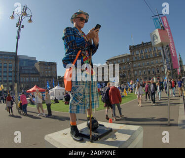 Glasgow, Schottland, Großbritannien. 21 Sep, 2019. UK Wetter: Klarer Himmel sah einen Scorcher Sommer in der Stadt mit der Unabhängigkeit Rallye auf dem George Square. Credit: Gerard Fähre / alamy Leben Nachrichten Stockfoto