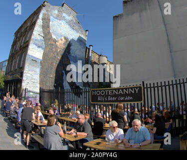 Glasgow, Schottland, Großbritannien. 21 Sep, 2019. UK Wetter: Klarer Himmel sah einen Sommer scorcher in der Stadt an der vetrianno Billy Connolly Wandbild. Credit: Gerard Fähre / alamy Leben Nachrichten Stockfoto