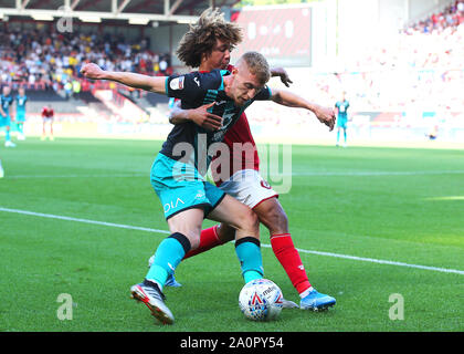 Die Swansea City Jay Fulton (links) ist von der Bristol City Han-Noah Massengo während der Sky Bet Championship match bei Ashton Gate, Bristol in Angriff genommen. Stockfoto