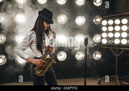 Weibliche Jazzmusiker in hat spielt das Saxophon Stockfoto