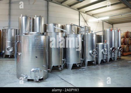 Gärung in Edelstahltanks ein Weingut Stockfoto