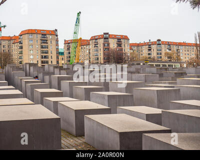 Berlin, Deutschland - 16 März 2019: Die Holocaost Denkmal in Berlin, Deutschland (besteht aus 2711 konkrete Bausteine mit unterschiedlichen Höhen und parallel alignme Stockfoto