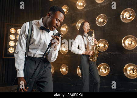 Jazzman männlichen und weiblichen Saxophonist mit Saxophon Stockfoto