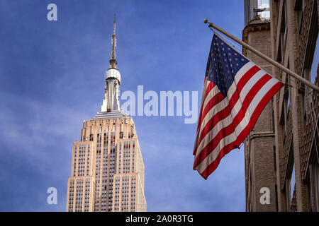 Wolkenkratzer und United Flaggenstaaten in Midtown Manhattan, New York, USA Stockfoto