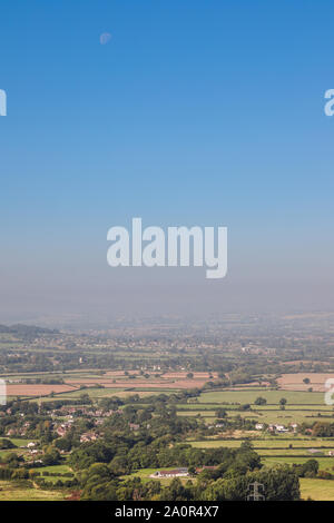 Blick von Leckhampton Hill mit Blick auf Shurdington, Badgeworth, Churchdown und Gloucester mit Nebel hängt in der Abstand zum Wald von Dean Stockfoto