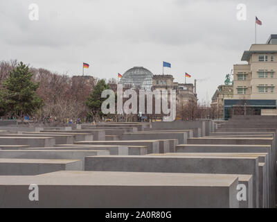 Berlin, Deutschland - 16 März 2019: Die Holocaost Denkmal in Berlin, Deutschland mit Glaskuppel des Reichstags in der Rückseite Stockfoto