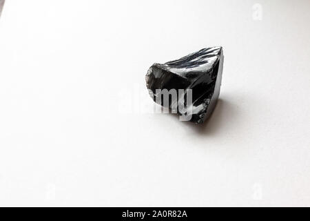 Obsidian auf weißem Hintergrund Stockfoto