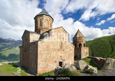 Gergeti Trinity Church, Tsminda Sameba auf blauen Himmel mit Wolken Hintergrund in Georgien Stockfoto