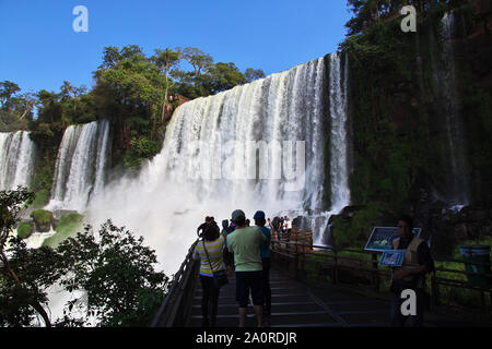 Iguazu/Argentinien - 05. Mai 2016: die Iguazu Wasserfälle in Argentinien und Brasilien Stockfoto