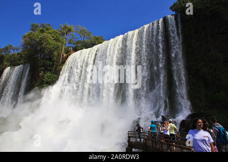 Iguazu/Argentinien - 05. Mai 2016: die Iguazu Wasserfälle in Argentinien und Brasilien Stockfoto