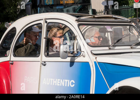Paris, Frankreich, Sept 02, 2019: Touristen auf einer Besichtigungstour mit einem Citroen 2 CV in Montmartre, Paris. Stockfoto