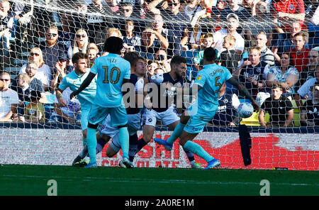 London, Großbritannien. 21 Sep, 2019. Tom Bradshaw von millwall Kerben während Englisch Sky Bet Meisterschaft zwischen Millwall und Queens Park Rangers an der Höhle, London, England am 21. September 2019 Quelle: Aktion Foto Sport/Alamy leben Nachrichten Stockfoto