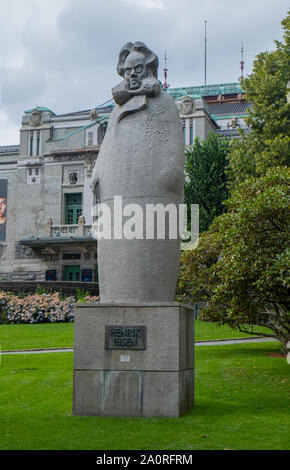 Statue von Henrik Ibsen vor dem alten Opernhaus von Bergen, dem Nationaltheater-Gebäude Stockfoto