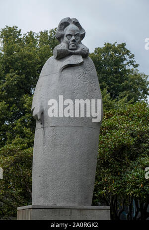 Statue von Henrik Ibsen vor dem alten Opernhaus von Bergen, dem Nationaltheater-Gebäude Stockfoto