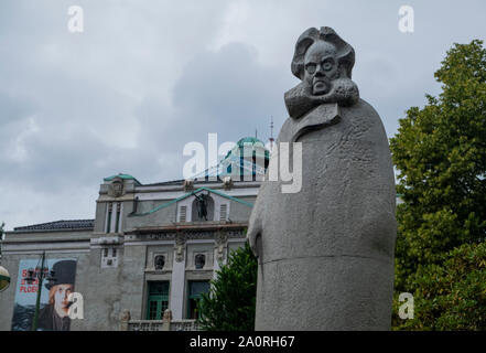 Statue von Henrik Ibsen vor dem alten Opernhaus von Bergen, dem Nationaltheater-Gebäude Stockfoto