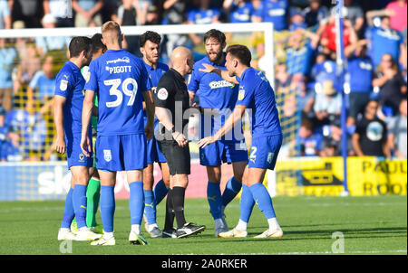 London, GB, 21. September 2019 - Die AFC Wimbledon Spieler remonstrate mit Schiedsrichter Nicholas Kinseley nach Bristol Rovers das zweite Tor während der Sky Bet League ein Fußballspiel zwischen AFC Wimbledon und Bristol Rovers im Cherry Red Records Stadion gezählt hatte - nur die redaktionelle Nutzung. Kein Merchandising. Für Fußball Bilder FA und Premier League Einschränkungen keine Internet/Mobile Nutzung ohne fapl Lizenz - für Details Kontakt Fußball Dataco Inc.. Foto: Simon Dack TPI/Alamy leben Nachrichten Stockfoto