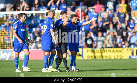 London, GB, 21. September 2019 - Die AFC Wimbledon Spieler remonstrate mit Schiedsrichter Nicholas Kinseley nach Bristol Rovers das zweite Tor während der Sky Bet League ein Fußballspiel zwischen AFC Wimbledon und Bristol Rovers im Cherry Red Records Stadion gezählt hatte - nur die redaktionelle Nutzung. Kein Merchandising. Für Fußball Bilder FA und Premier League Einschränkungen Inc. kein Internet/Mobile Nutzung ohne fapl Lizenz - für Details Kontakt Fußball Dataco:: Simon Dack TPI/Alamy leben Nachrichten Stockfoto