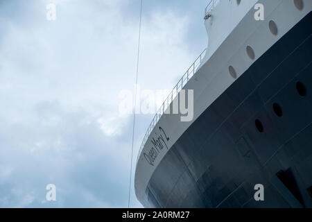 Queen Mary 2 im Hafen in einem verregneten Bergen, Norwegen Stockfoto