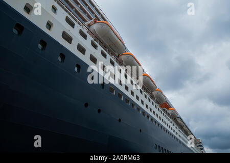 Queen Mary 2 im Hafen in einem verregneten Bergen, Norwegen Stockfoto