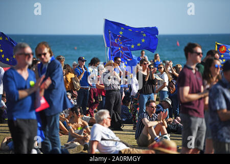 Ein Mann Wellen eine EU-Flagge während der Anti-Brexit' Vertrauen im Volk" März und Rallye in der Bevölkerung??? s Abstimmung Kampagne während der Konferenz der Labour Party in Brighton. Stockfoto