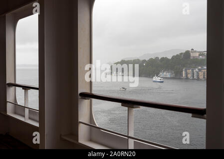 Queen Mary 2 im Hafen in einem verregneten Bergen, Norwegen Stockfoto